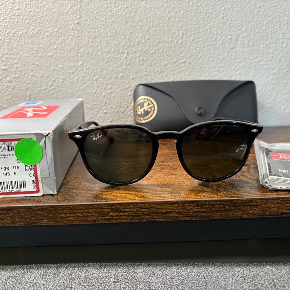 Ray-Ban sunglasses (RB4259). Polished black/green lenses main image 11